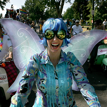 Karrie Fryhover (cq), miembro de sQream, Scooter Queers Riding Everywhere and More, un club de scooters gay y lésbico con sede en Denver, se prepara para conducir su scooter en PrideFest el domingo 18 de julio de 2006, el desfile y celebración anual.