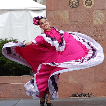 Bailarines del grupo Fiesta Colorado actúan en Lincoln Park, frente al Capitolio del Estado de Colorado, durante la celebración del Cinco de Mayo en Denver.