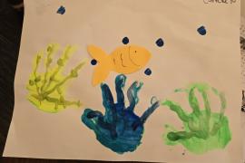 trong tay sáng chế rạn san hô 