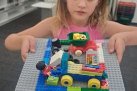 Pam, lại làm việc với việc tạo ra nhà để xe Lego của cô ấy.  