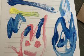 Một con mèo nhỏ đầy màu sắc dưới cầu vồng 