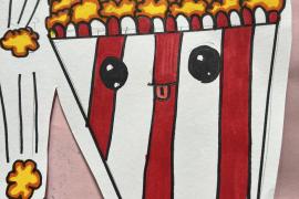 Bỏng ngô ngon trong một cái bát dễ thương