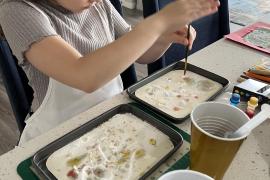 Papel cubierto con bicarbonato de sodio con colorante para alimentos agregado al vinagre. 