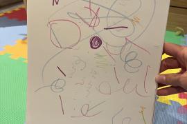 Viết chì màu sáp trên giấy vẽ