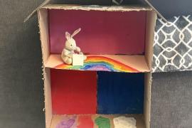 Casa de cartón para nuestro peluche favorito. Un conejito llamado Hoppers 🥰