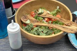 Giúp mẹ trồng rau diếp và sau đó sáng chế salad với nó!