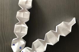 Hai con rắn Origami từ hướng dẫn từng bước.