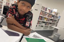 Chad es un creador nato que hizo una creación de Lego.  Ha estado en la biblioteca todo el verano participando en los programas y actividades de la biblioteca.  