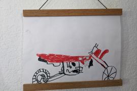 Un dibujo detallado a marcador negro de una moto de cross con un asiento con marcador rojo.