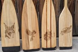 Khắc con vật yêu thích của mỗi thành viên trong gia đình trên mái chèo ca nô của họ.