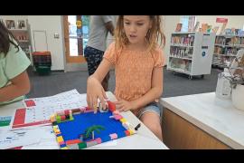 Pam quería mostrar cómo le encanta ir a la piscina.  Hizo una réplica de la piscina de su vecindario.  