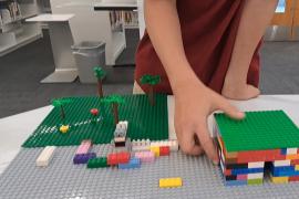 Tyqwan quería construir una casa de Lego que tuviera puertas por todos lados para recibir a sus amigos.  