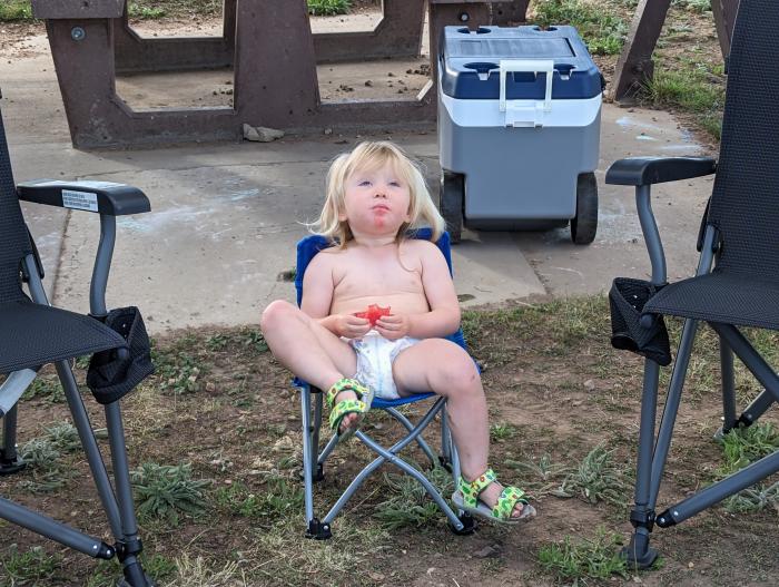 Comer un bocadillo de sandía mientras acampaba