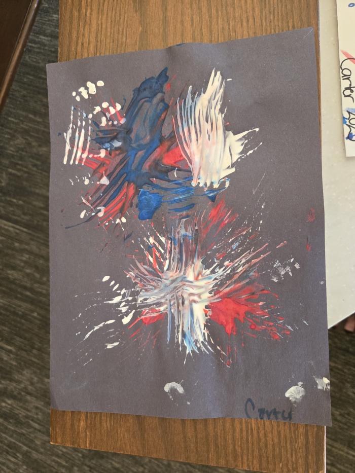 Fuegos artificiales hechos con tenedor y pintura