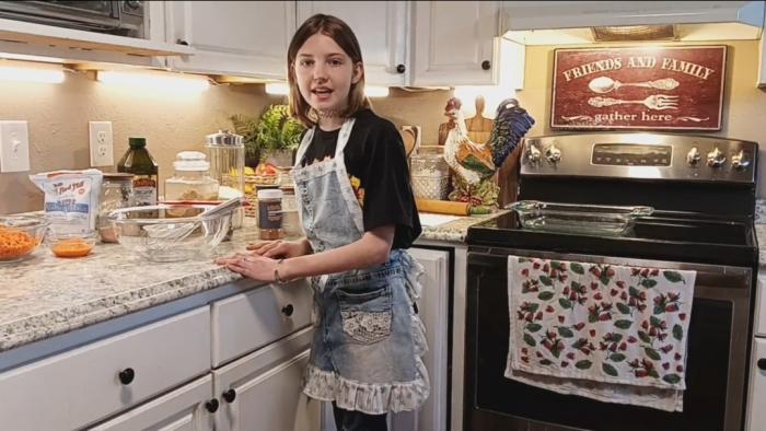 Video Kaela sáng chế bánh cà rốt