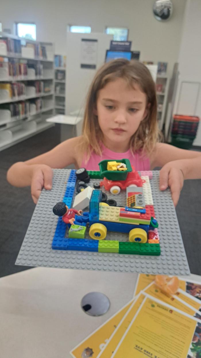 Pam, lại làm việc với việc tạo ra nhà để xe Lego của cô ấy.
