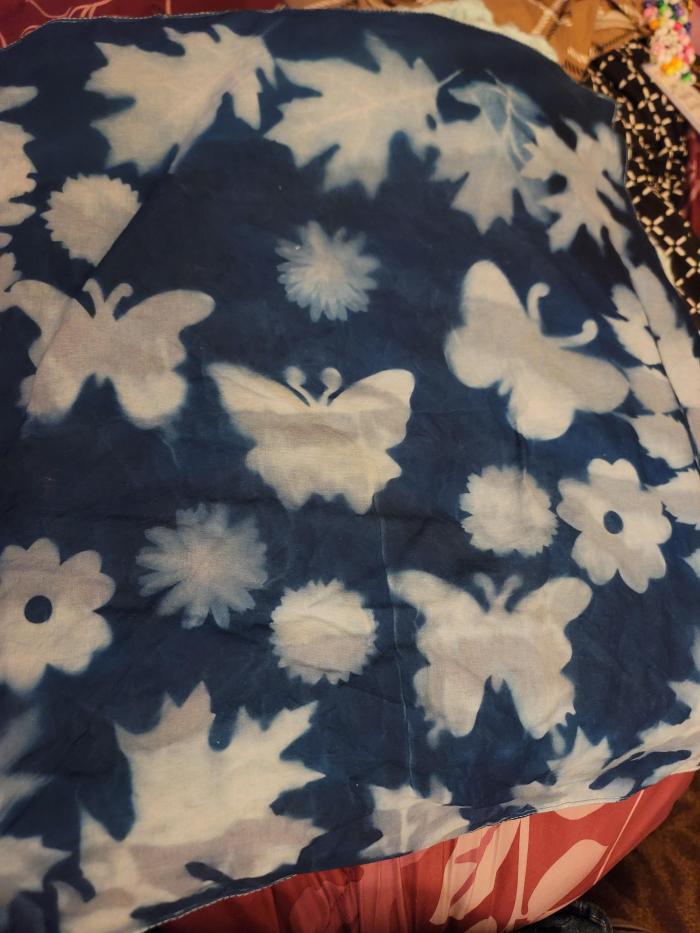 Fui al Maker Camp en nuestro laboratorio y pude hacer mi propio pañuelo teñido de sol. 