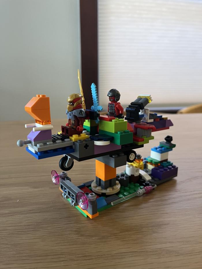 Desi creó un Speeder en un expositor