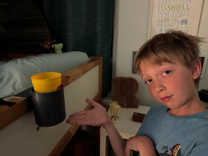 Giá đỡ cốc in 3D cho giường tầng của anh ấy