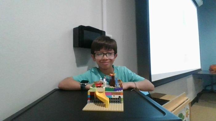 Khách sạn động vật Lego