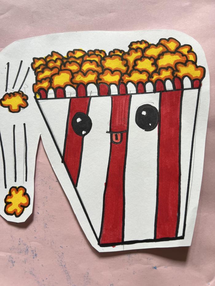 Bỏng ngô ngon trong một cái bát dễ thương