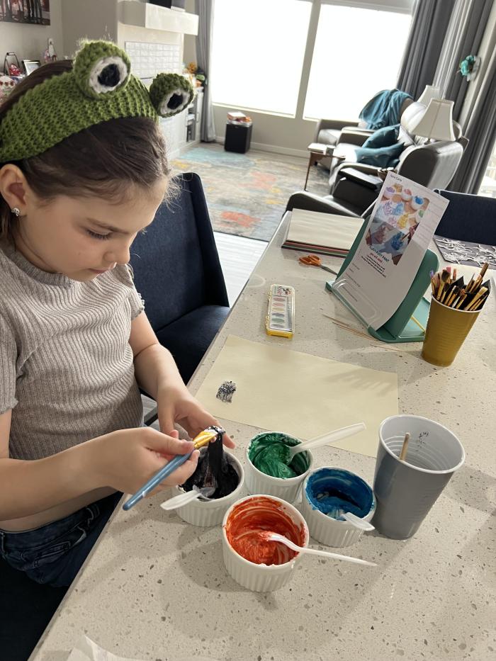 Hỗn hợp này được làm từ hồ dán, kem cạo râu, bột mì và màu thực phẩm. 