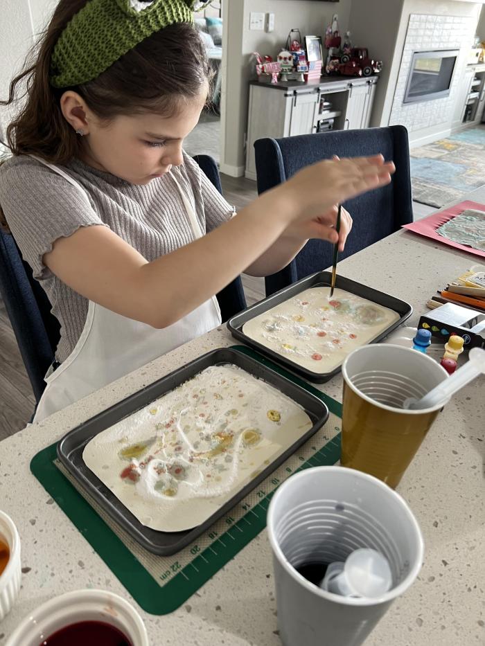 Papel cubierto con bicarbonato de sodio con colorante para alimentos agregado al vinagre. 