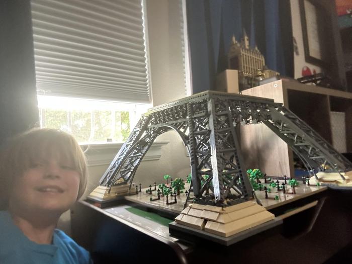 Construida con LEGO en la Torre Eiffel. El LEGO más alto de la historia. 