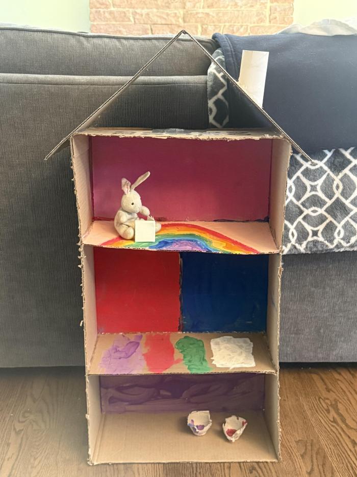 Casa de cartón para nuestro peluche favorito. Un conejito llamado Hoppers 🥰