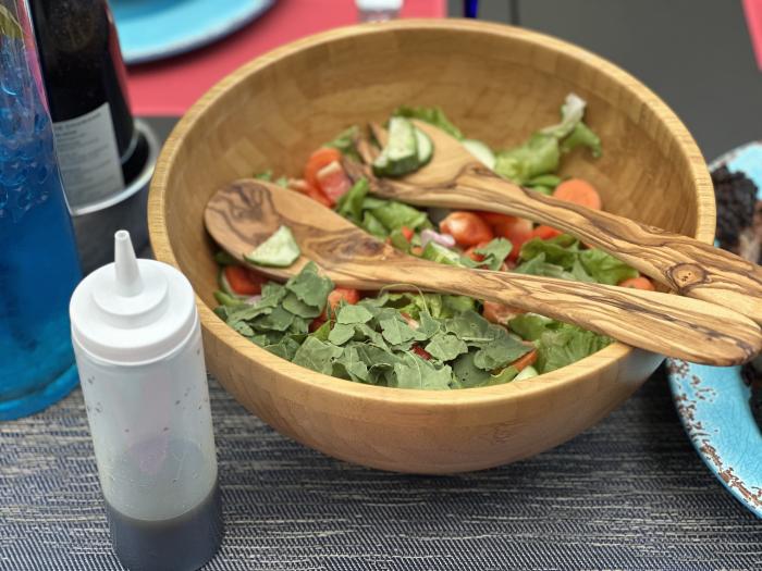 Giúp mẹ trồng rau diếp và sau đó sáng chế salad với nó!