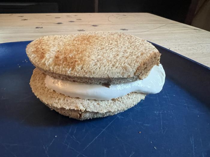 Un bocadillo tostado hecho con pan y varios azúcares.