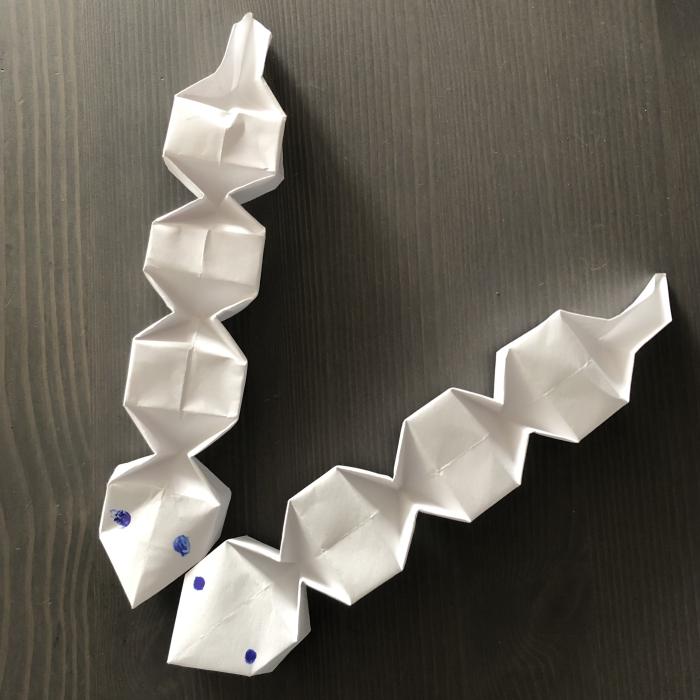 Dos serpientes de origami a partir de instrucciones paso a paso.
