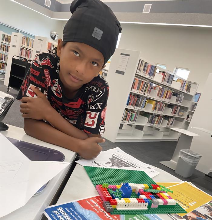 Chad es un creador nato que hizo una creación de Lego.  Ha estado en la biblioteca todo el verano participando en los programas y actividades de la biblioteca.  