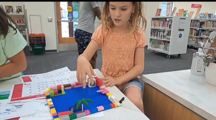 Pam quería mostrar cómo le encanta ir a la piscina.  Hizo una réplica de la piscina de su vecindario.  