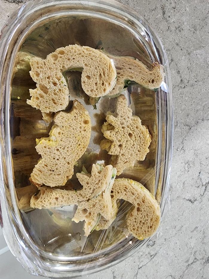 bocadillos de té con forma de dinosaurio