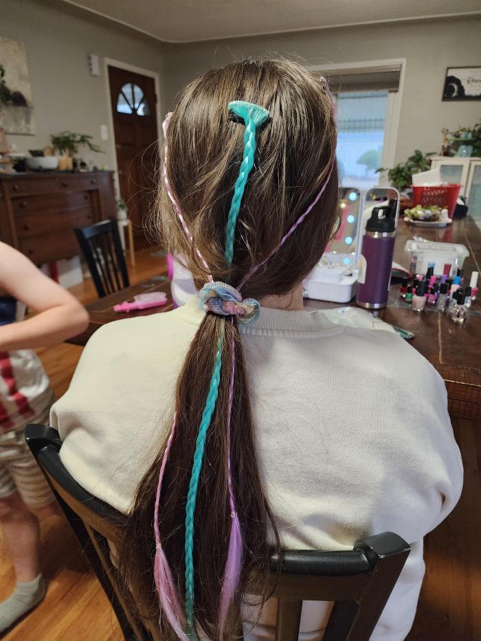 cabello con extensiones de colores