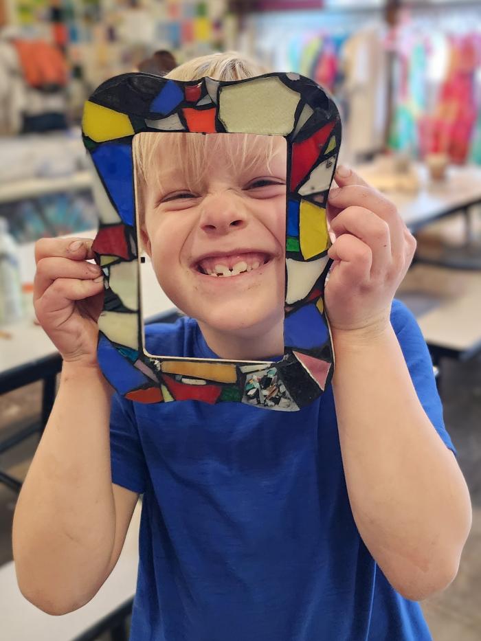 niño sonriente en un marco de fotos