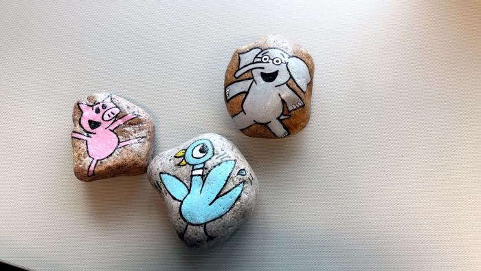 Rocas pintadas con elefantes, cerditos y palomas