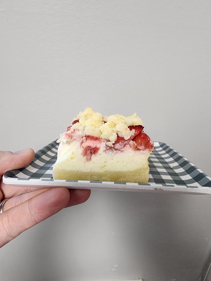 un plato con barra de tarta de queso